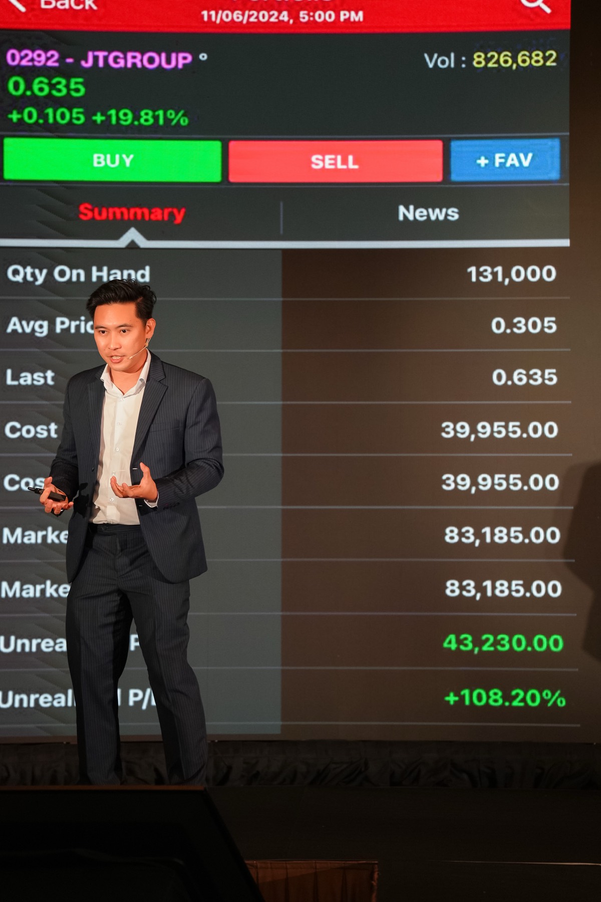 Julio — teaching live, with a real client result on screen